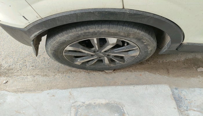 2021 Mahindra XUV300 W8 (O) 1.2 PETROL, Petrol, Manual, 1,24,967 km, tyre