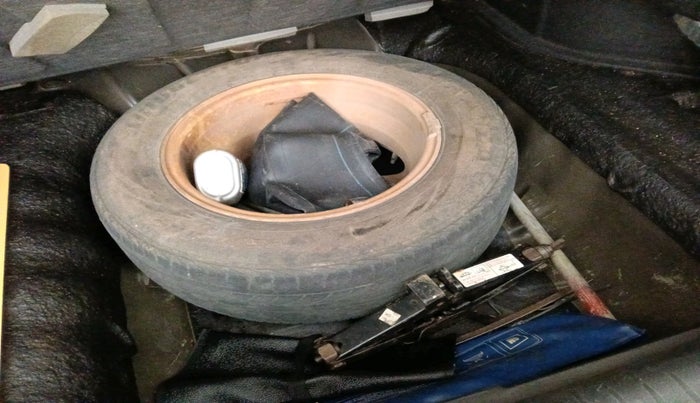 2005 Chevrolet Optra LT ROYALE 1.6, Petrol, Manual, 58,506 km, tyre