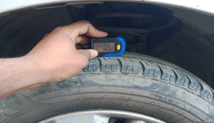 2013 Nissan Evalia XE, Diesel, Manual, 2,89,889 km, tyre