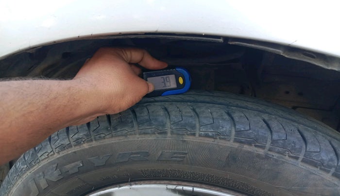 2013 Nissan Evalia XE, Diesel, Manual, 2,89,889 km, tyre