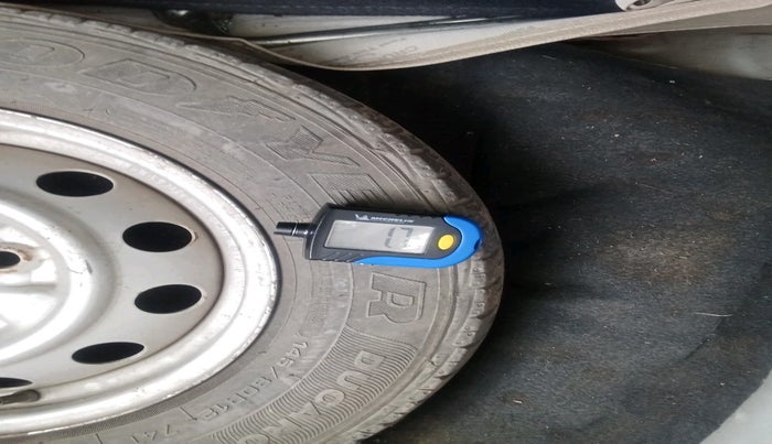 2013 Hyundai Eon ERA +, Petrol, Manual, 33,235 km, tyre