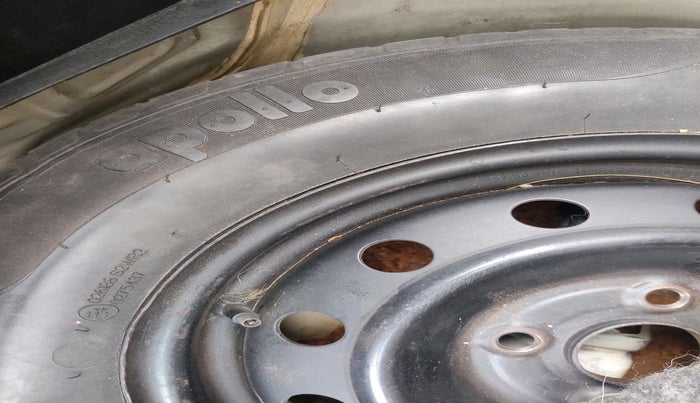 2012 Maruti Swift VXI, Petrol, Manual, 1,62,327 km, tyre