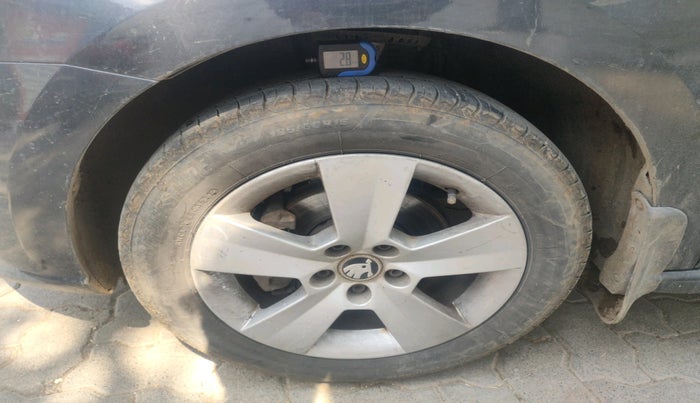 2017 Skoda Rapid AMBITION 1.6 MPI MT, Petrol, Manual, 1,21,613 km, tyre