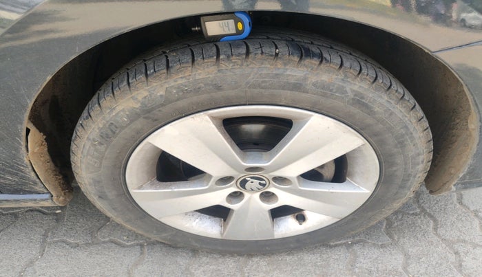 2017 Skoda Rapid AMBITION 1.6 MPI MT, Petrol, Manual, 1,21,613 km, tyre