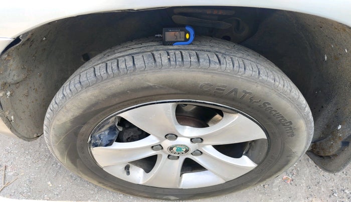 2013 Skoda Yeti AMBITION 2.0 TDI CR 4X2, Diesel, Manual, 1,04,687 km, tyre