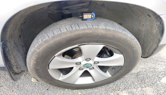 2013 Skoda Yeti AMBITION 2.0 TDI CR 4X2, Diesel, Manual, 1,04,687 km, tyre