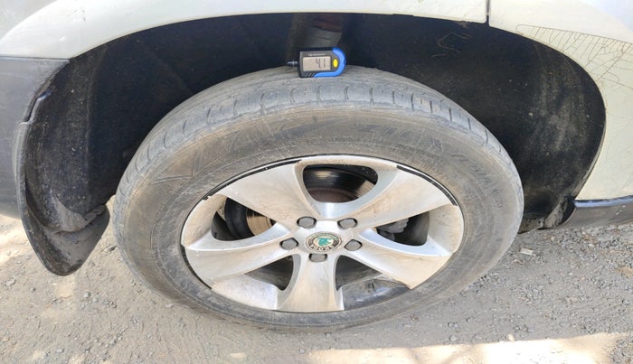 2013 Skoda Yeti AMBITION 2.0 TDI CR 4X2, Diesel, Manual, 1,04,687 km, tyre