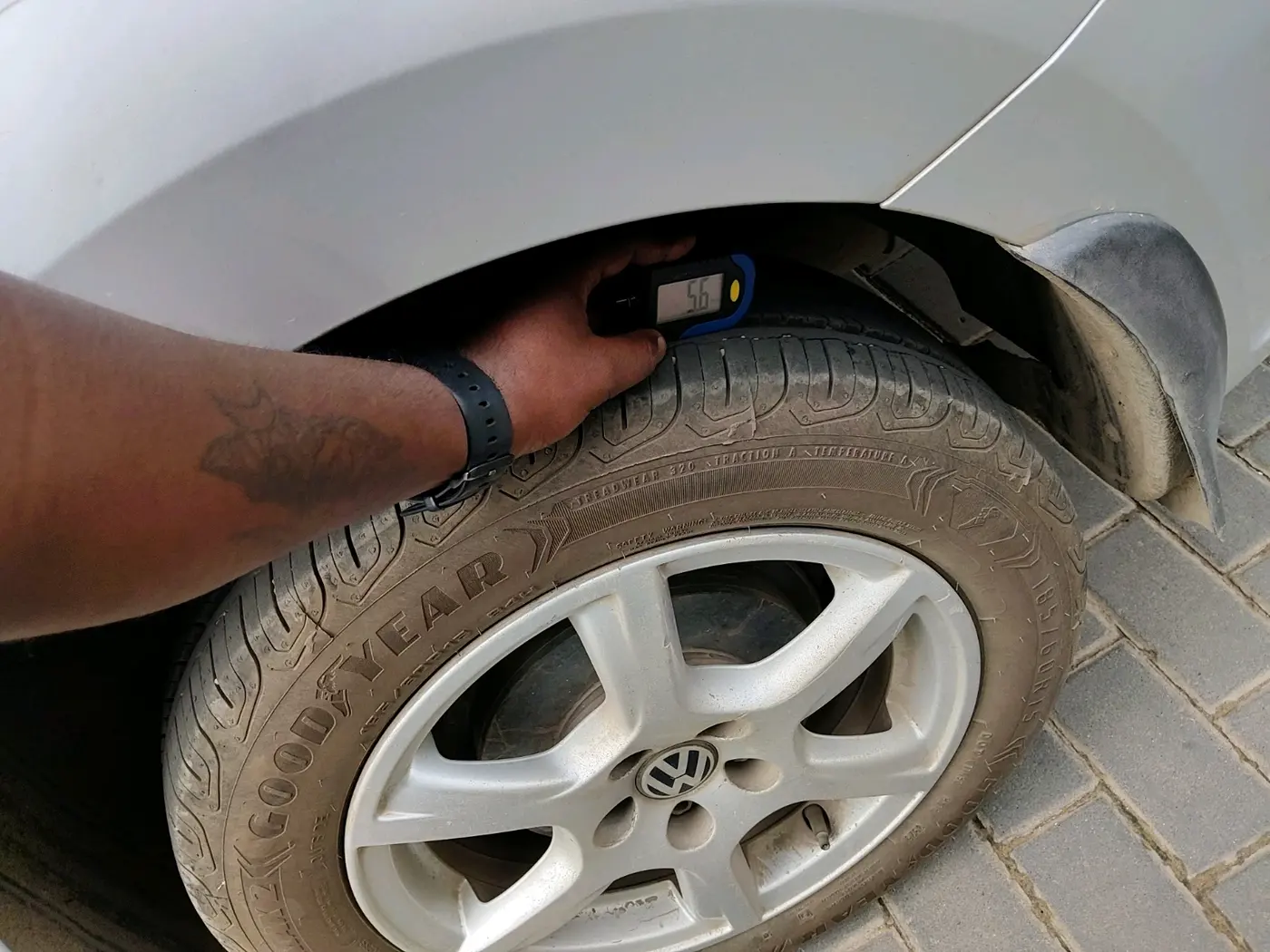 2014 Volkswagen Vento HIGHLINE PETROL AT, Petrol, Automatic, 1,06,625 km, tyre