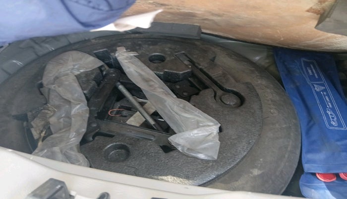 2021 Mahindra XUV300 W6 1.2 PETROL, Petrol, Manual, 56,857 km, tyre