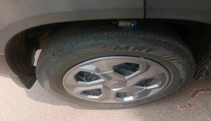 2023 Maruti BREZZA VXI AT SMART HYBRID, Petrol, Automatic, 37,958 km, tyre