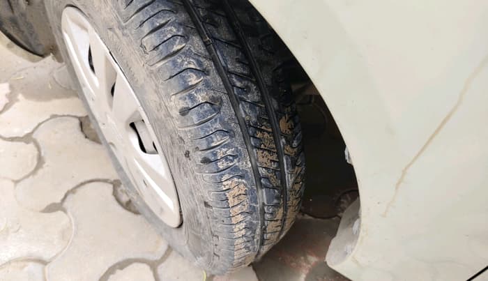 2015 Maruti Swift LXI (O), Petrol, Manual, 89,599 km, tyre