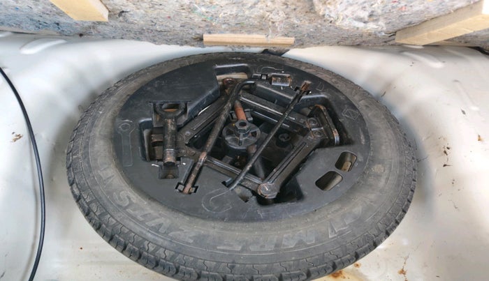 2013 Hyundai Eon ERA +, Petrol, Manual, 85,634 km, tyre