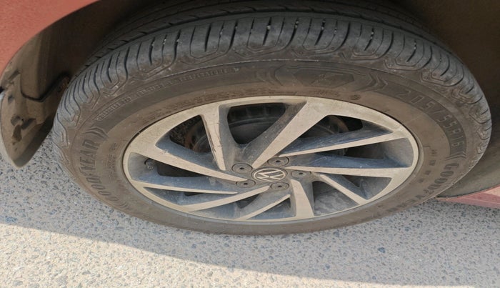 2023 Volkswagen VIRTUS TOPLINE TSI 1.0 MT, Petrol, Manual, 29,337 km, tyre