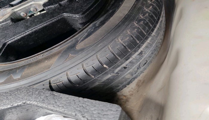 2015 Maruti Ciaz ZXI+, Petrol, Manual, 1,61,072 km, tyre