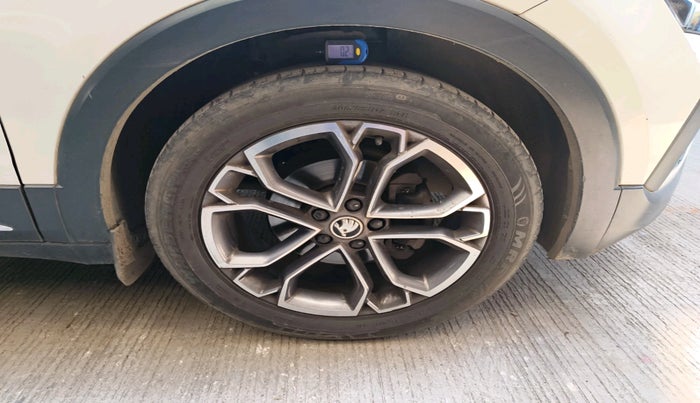 2022 Skoda KUSHAQ STYLE 1.0L TSI AT (6 AIRBAGS), Petrol, Automatic, 64,275 km, tyre