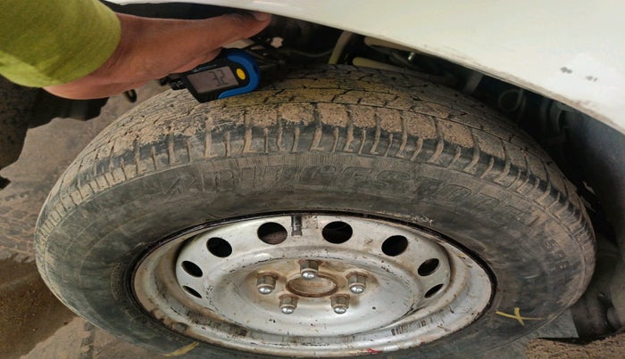 2015 Toyota Innova 2.5 G 8 STR, Diesel, Manual, 1,76,285 km, tyre