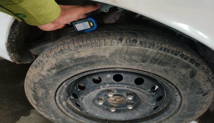 2015 Toyota Innova 2.5 G 8 STR, Diesel, Manual, 1,76,285 km, tyre