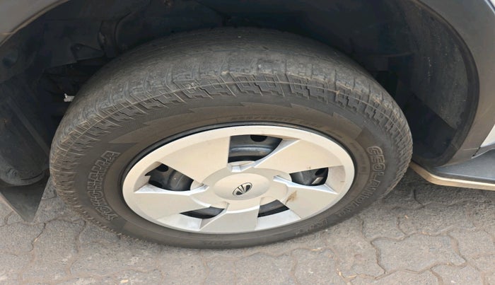 2017 Mahindra XUV500 W6, Diesel, Manual, 82,716 km, tyre