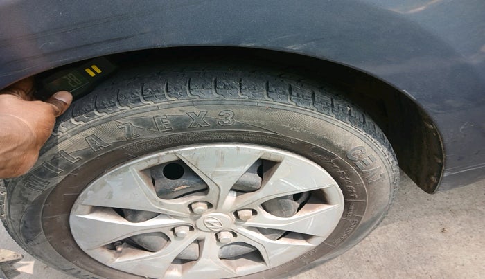 2014 Hyundai Xcent BASE 1.2, Petrol, Manual, 1,36,531 km, tyre