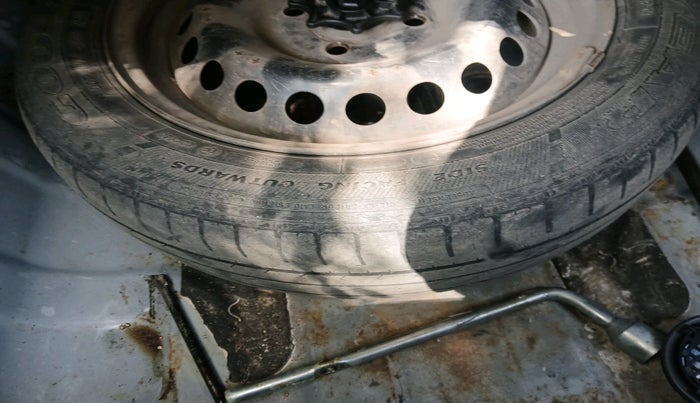 2014 Hyundai Xcent BASE 1.2, Petrol, Manual, 1,36,531 km, tyre