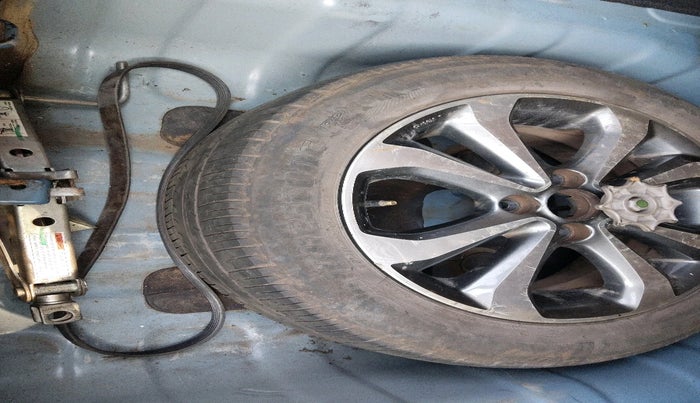 2015 Hyundai Xcent SX 1.2 (O), Petrol, Manual, 1,93,082 km, tyre