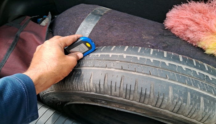 2015 Hyundai Grand i10 SPORTZ 1.2 KAPPA VTVT, CNG, Manual, 1,21,713 km, tyre