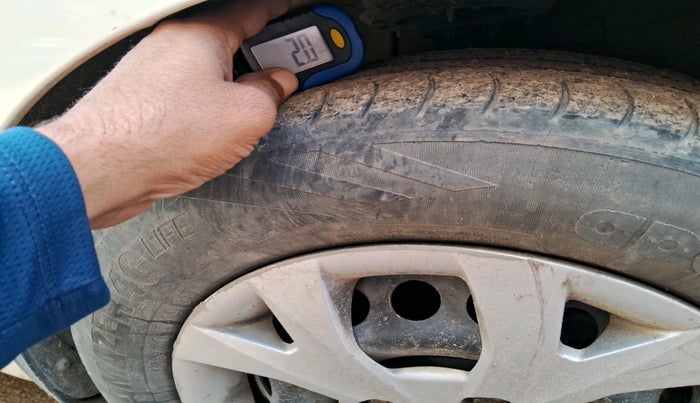 2015 Hyundai Grand i10 SPORTZ 1.2 KAPPA VTVT, CNG, Manual, 1,21,713 km, tyre