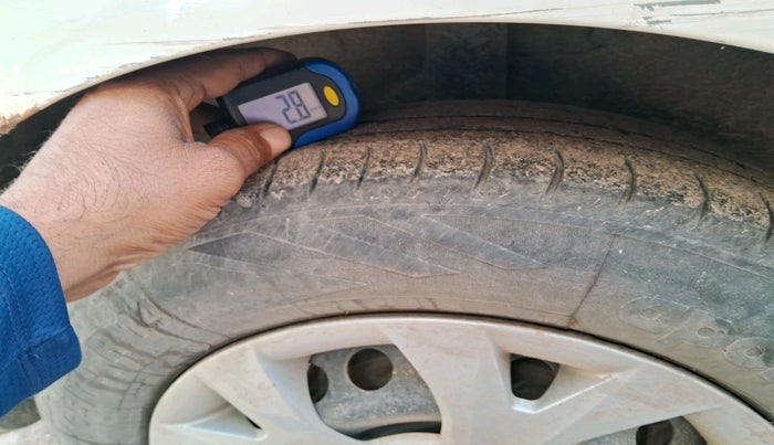 2015 Hyundai Grand i10 SPORTZ 1.2 KAPPA VTVT, CNG, Manual, 1,21,713 km, tyre