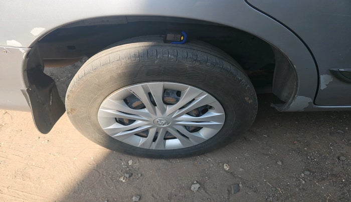 2015 Toyota Innova 2.5 GX 7 STR, Diesel, Manual, 2,44,074 km, tyre