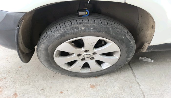 2011 Skoda Yeti ELEGANCE 2.0 TDI CR 4X4, Diesel, Manual, 2,27,726 km, tyre