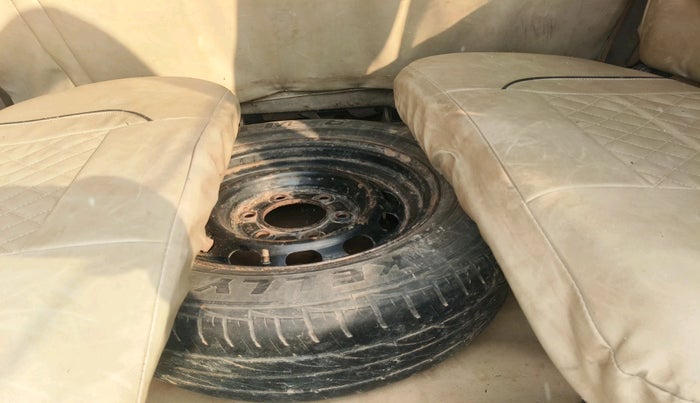 2015 Chevrolet Tavera NEO LS B3 10 STR BS III, Diesel, Manual, 1,33,012 km, tyre