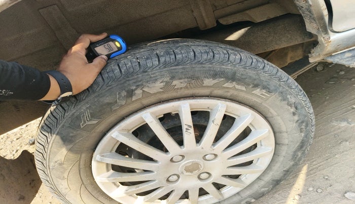 2015 Chevrolet Tavera NEO LS B3 10 STR BS III, Diesel, Manual, 1,33,012 km, tyre