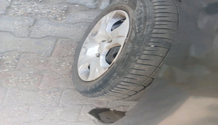 2017 Ford Ecosport AMBIENTE 1.5L DIESEL, Diesel, Manual, 1,02,393 km, tyre