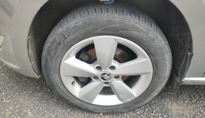 2015 Skoda Rapid ELEGANCE 1.6 MPI MT, Petrol, Manual, 70,999 km, tyre
