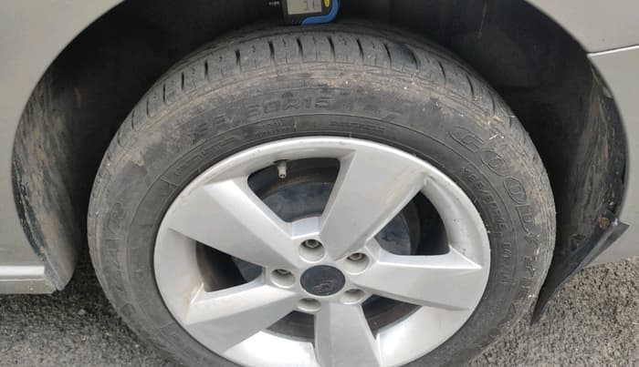 2015 Skoda Rapid ELEGANCE 1.6 MPI MT, Petrol, Manual, 70,999 km, tyre