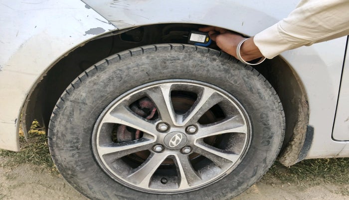 2015 Hyundai Grand i10 ASTA (O) 1.2 KAPPA VTVT, CNG, Manual, 2,50,001 km, tyre