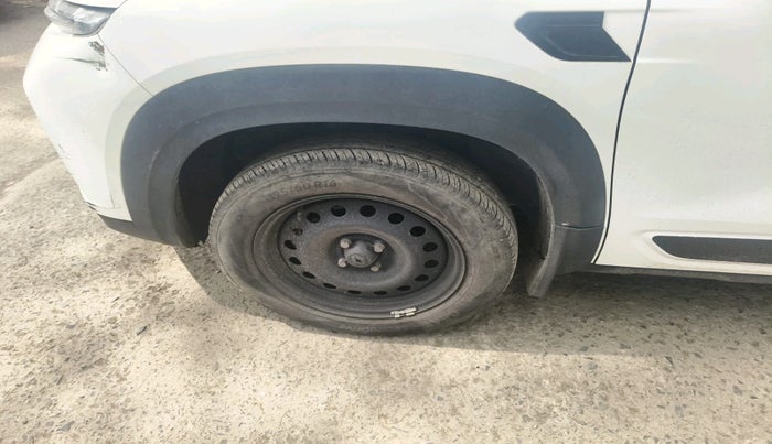 2023 Renault Kiger RXE MT, Petrol, Manual, 19,490 km, tyre