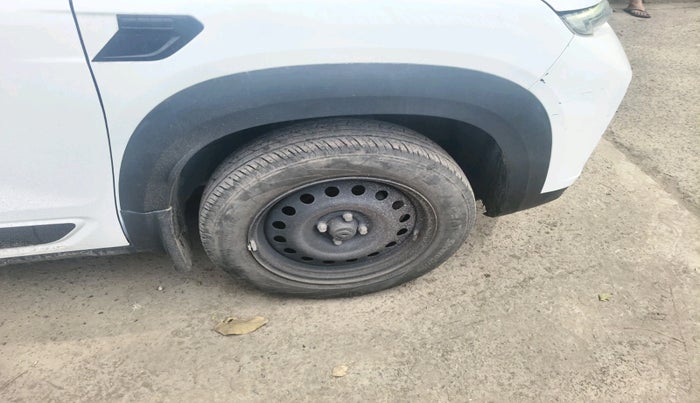 2023 Renault Kiger RXE MT, Petrol, Manual, 19,490 km, tyre