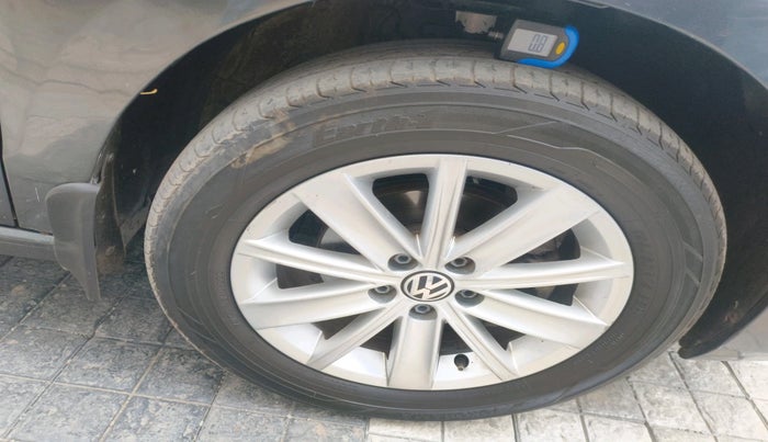 2016 Volkswagen Vento HIGHLINE 1.5 AT, Diesel, Automatic, 1,16,722 km, tyre