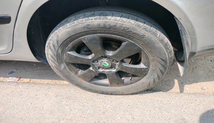 2008 Skoda Laura ELEGANCE 1.9 PD, Diesel, Manual, 2,93,027 km, tyre