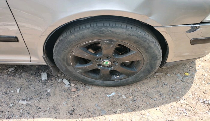 2008 Skoda Laura ELEGANCE 1.9 PD, Diesel, Manual, 2,93,027 km, tyre