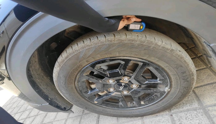 2025 KIA Carens Clavis HTE(O) 1.5 Petrol MT, Petrol, Manual, 16,001 km, tyre