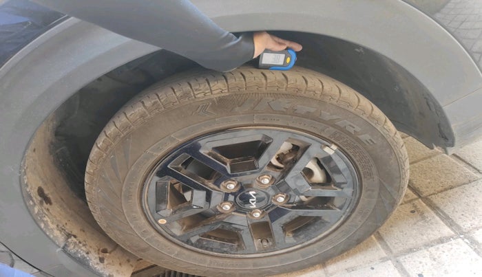 2025 KIA Carens Clavis HTE(O) 1.5 Petrol MT, Petrol, Manual, 16,001 km, tyre