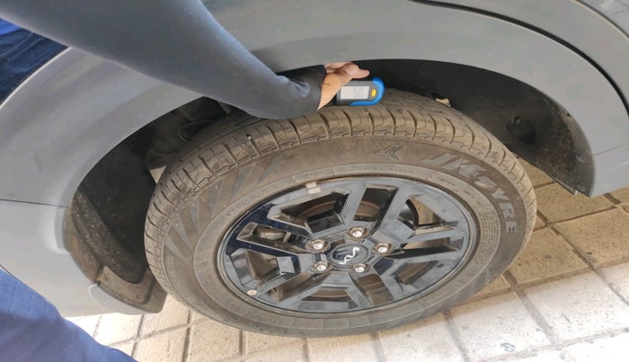 2025 KIA Carens Clavis HTE(O) 1.5 Petrol MT, Petrol, Manual, 16,001 km, tyre