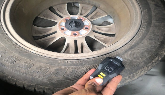 2015 Honda CRV 2.0L 2WD MT, Petrol, Manual, 1,22,365 km, tyre