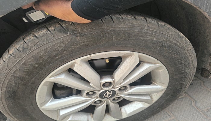 2015 Hyundai Creta  SX 1.6 Petrol , Petrol, Manual, 1,11,772 km, tyre