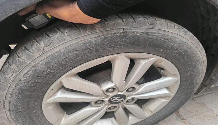 2015 Hyundai Creta  SX 1.6 Petrol , Petrol, Manual, 1,11,772 km, tyre