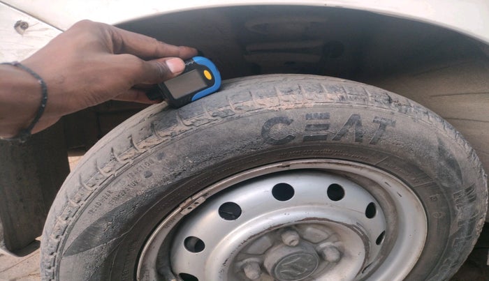 2011 Maruti Wagon R 1.0 LXI CNG, CNG, Manual, 2,20,172 km, tyre