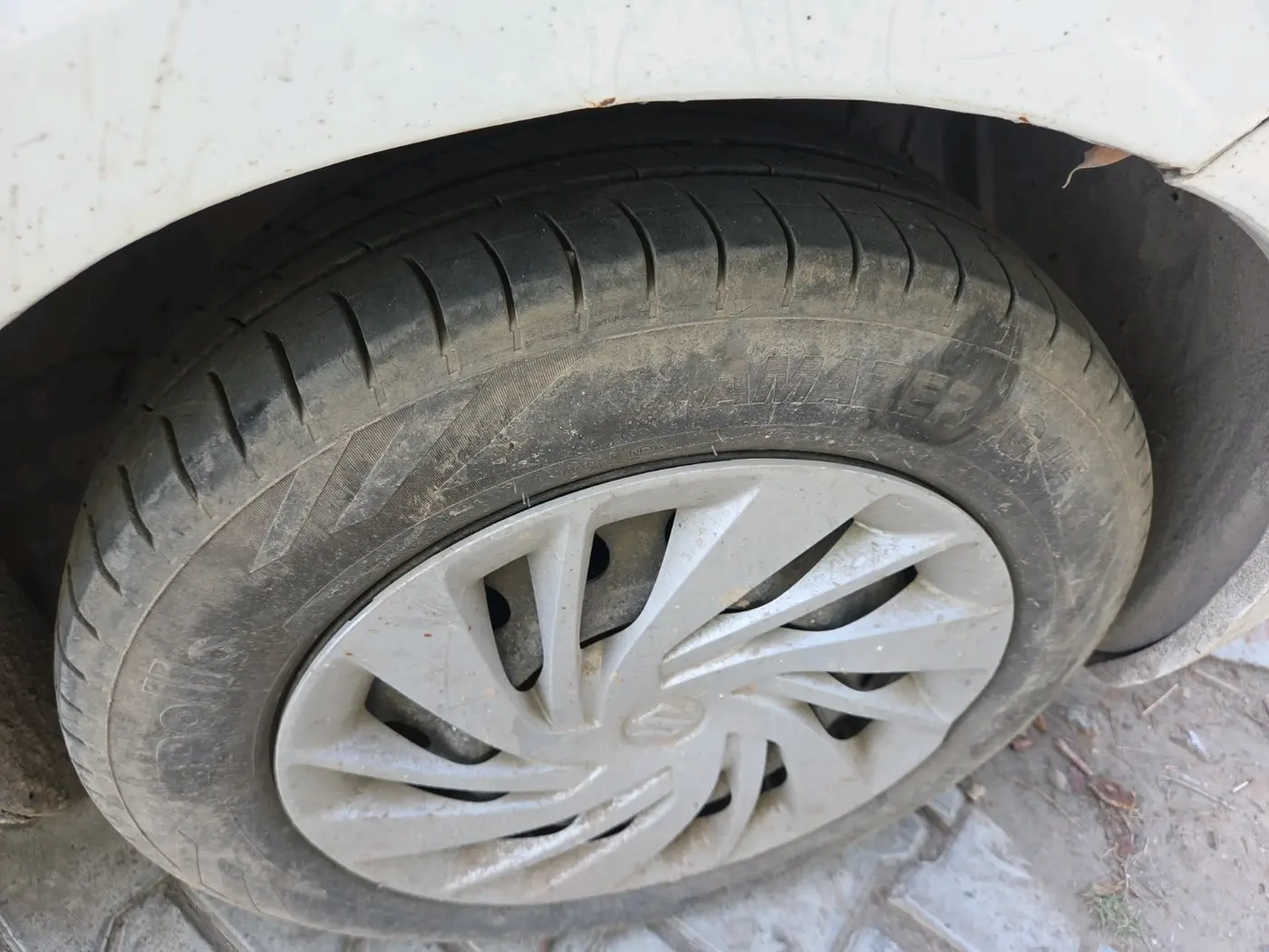 2013 Maruti Ertiga LXI, CNG, Manual, 1,21,723 km, tyre