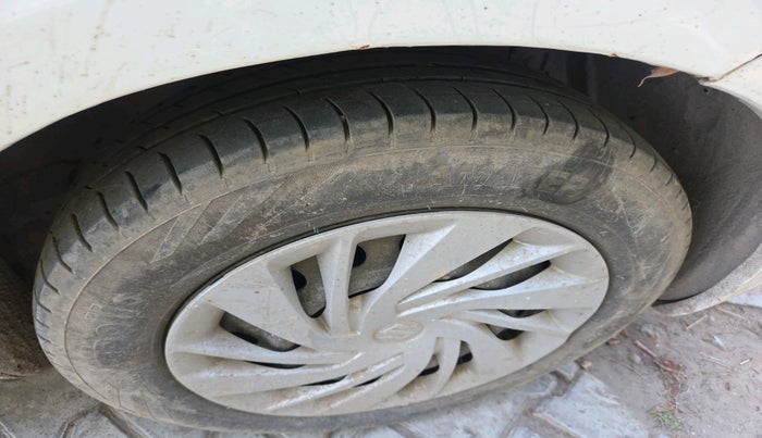 2013 Maruti Ertiga LXI, CNG, Manual, 1,21,723 km, tyre